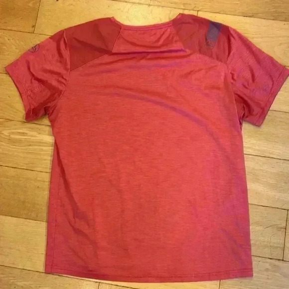 La sportive red shirt - Picture 4 of 4